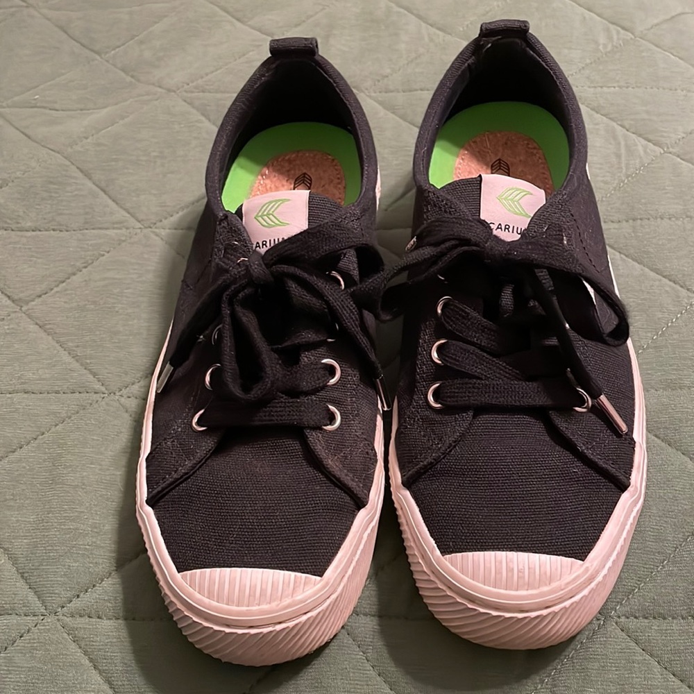Cariama black canvas low tops